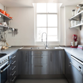 Cozinha em U com prateleiras abertas