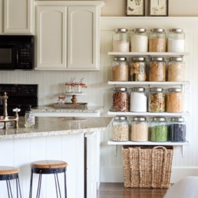 Frascos de vidro com especiarias nas prateleiras brancas