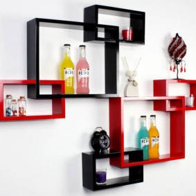 Prateleiras modulares em uma parede branca