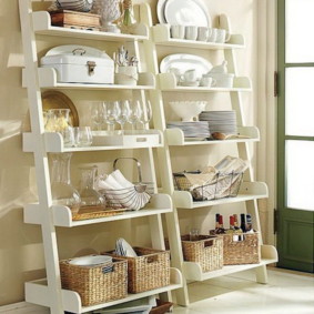 Prateleiras laterais para utensílios de cozinha