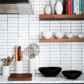 Copos pretos em uma bancada leve