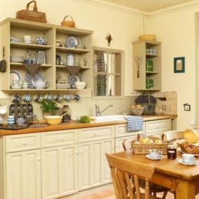 Armários suspensos sem portas nas fachadas