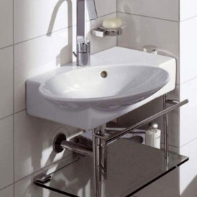 Lavabo compact avec étagère en verre
