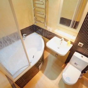 Rideau en plastique au bord de la baignoire d'angle