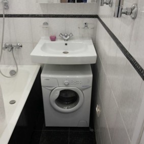 Placer sous l'évier pour la machine à laver