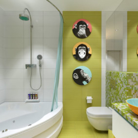 Grand miroir dans une petite salle de bain