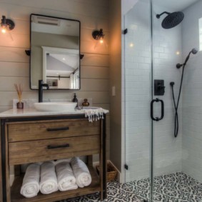 Serviettes éponge sur une étagère dans la salle de bain