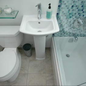 Lavabo entre la baignoire et les toilettes