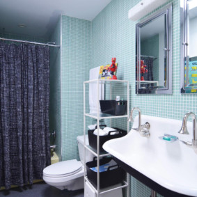 Rideau gris sur le rebord de la salle de bain