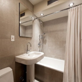 Rideau beige dans la salle de bain