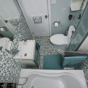 Fine mosaïque au sol de la salle de bain