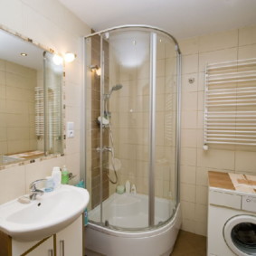 Place pour une machine à laver dans une petite salle de bain