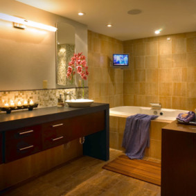 Lumière blanche de la lampe au-dessus du miroir de la salle de bain