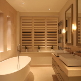 Rideaux roulés jour nuit sur une fenêtre dans une salle de bain