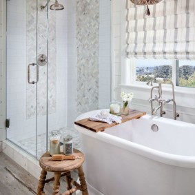 Tabouret en bois avec pieds bouclés