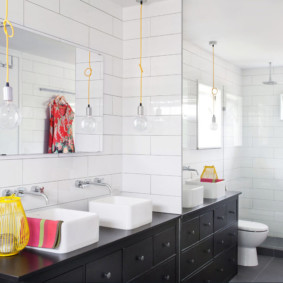 Ampoules ouvertes sur cordons jaunes