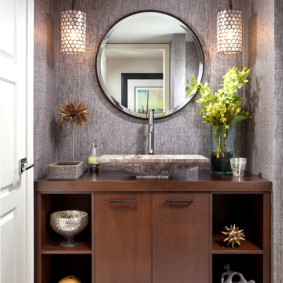 Fleurs fraîches dans un vase transparent