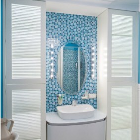 Miroir ovale sur un mur en mosaïque