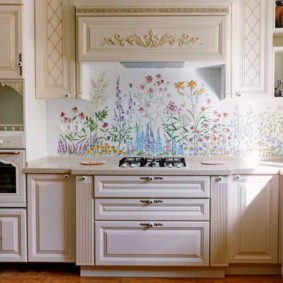 Klassische Möbel mit getäfelten Fassaden