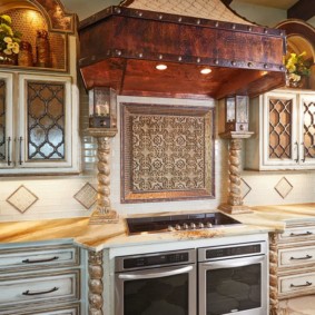 Antike Kaminverkleidung