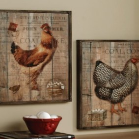 Holzplatte mit Darstellung von Geflügel