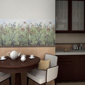 Teeservice auf einer braunen Tabelle