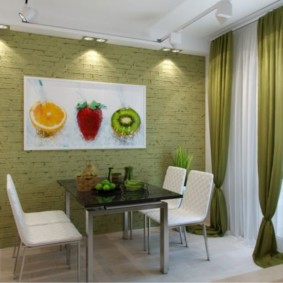 Grüne Vorhänge im Essbereich der Küche