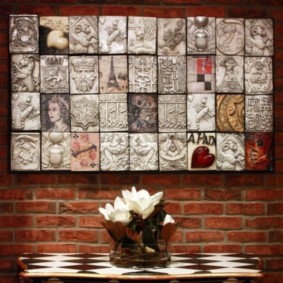 Alte Wandbilder an der Küchenwand