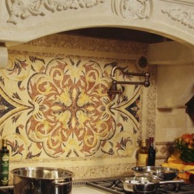 Kaminhaube mit Stuckverzierung