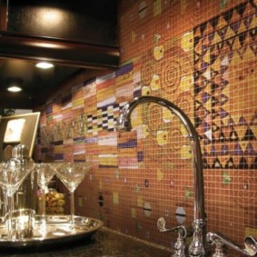 Orientalische Verzierungen auf einer Küchenschürze