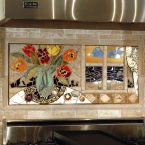 Mosaikplatte aus farbiger Keramik