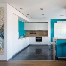 Einbauleuchten an der Decke einer modernen Küche