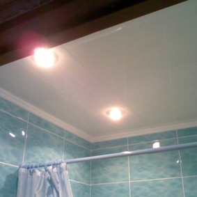 Barra de cortina de plástico para la cortina en el baño.