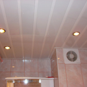 Rejilla del extractor en la pared del baño