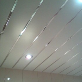 Decoración cromada entre paneles