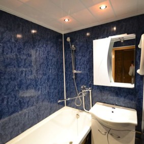 Paredes azules en un baño moderno