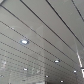 Revestimiento de plástico en el techo del baño de una casa privada