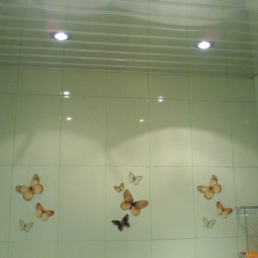 Mariposas sobre azulejos rectangulares