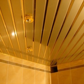 Listones de techo colocados en diagonal