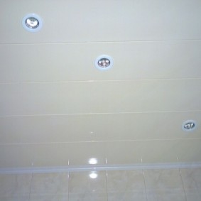 Luminarias empotradas con molduras blancas.