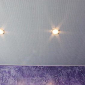 Superficie acanalada de un techo blanco