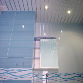 Lavabo blanco en el baño