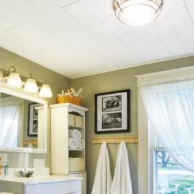 Cortina translúcida en la ventana del baño