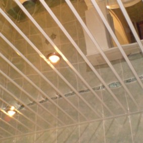 Espejo de techo en el baño