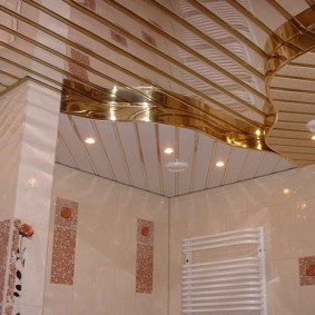 Plafond à deux niveaux en panneaux de PVC à lattes