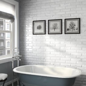 Bathroom decor with modular paintings