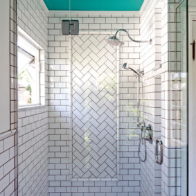 Combined tile laying on the wall of the combined bathroom