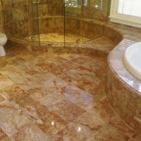 Κεραμικά πλακίδια κάτω από την πέτρα στο πάτωμα στο μπάνιο