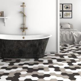 Τυπικό μπάνιο σε ένα δωμάτιο με πολύχρωμο πάτωμα