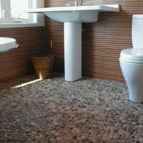 Τεχνητά βότσαλα στο πάτωμα του μπάνιου ενός ιδιωτικού σπιτιού